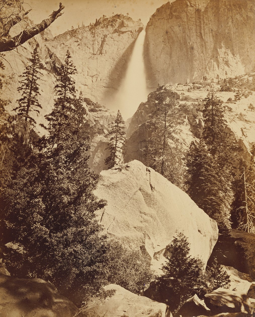 Horní yosemitský vodopád, 1600 stop od Carleton Watkins