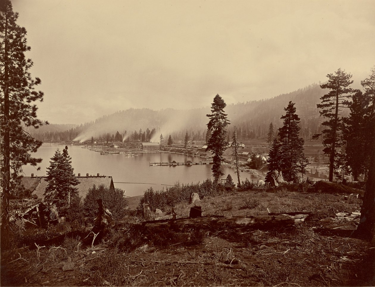 Pohled na zátoku Gleenbrook [sic], jezero Tahoe, s pilou, vlnolamem a parníky společností Carson a Tahoe Lumber and Flume Co., také konečná stanice jezera Tahoe, N.G.R.R. od Carleton Watkins