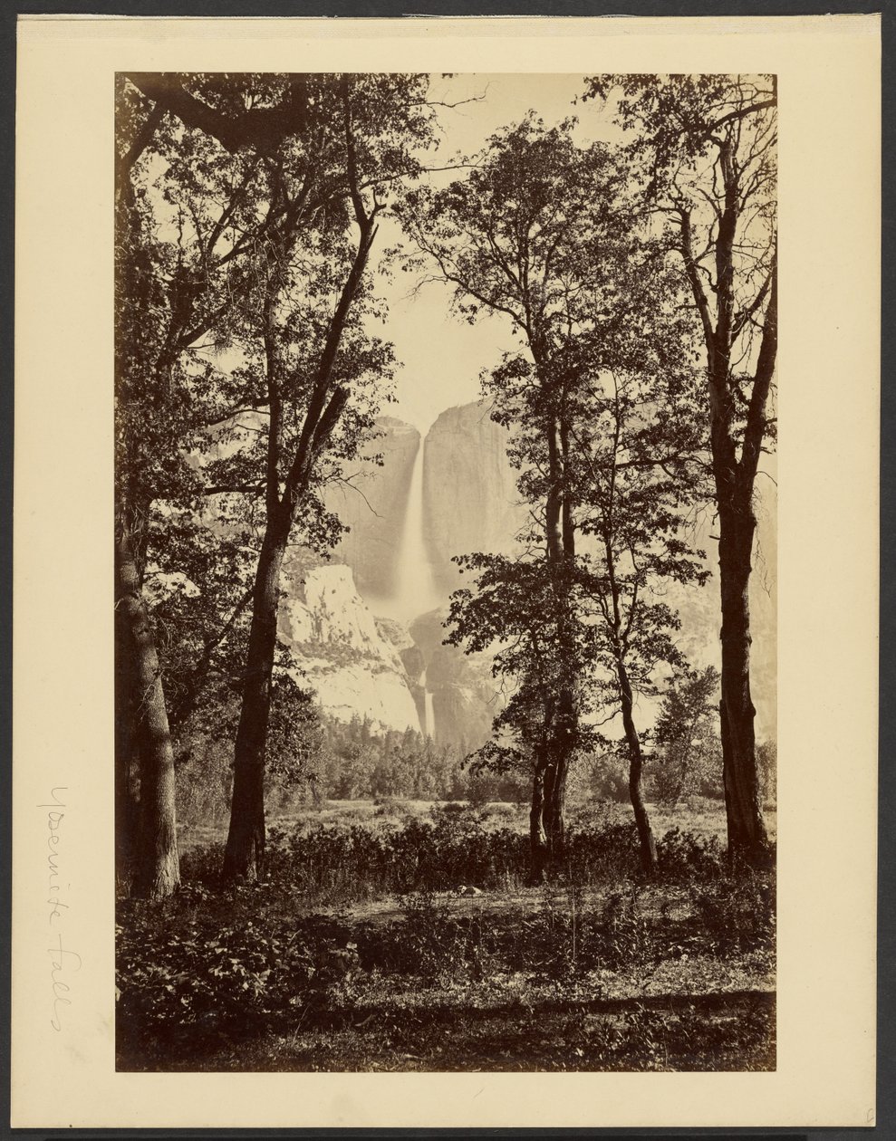 Yosemitské vodopády, zdola od Carleton Watkins