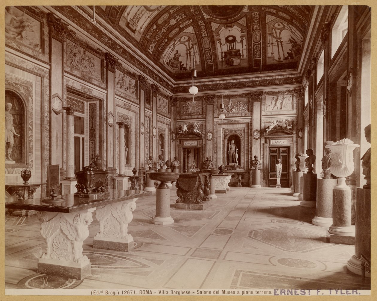 Řím - Villa Borghese - přízemní muzejní sál od Carlo Brogi