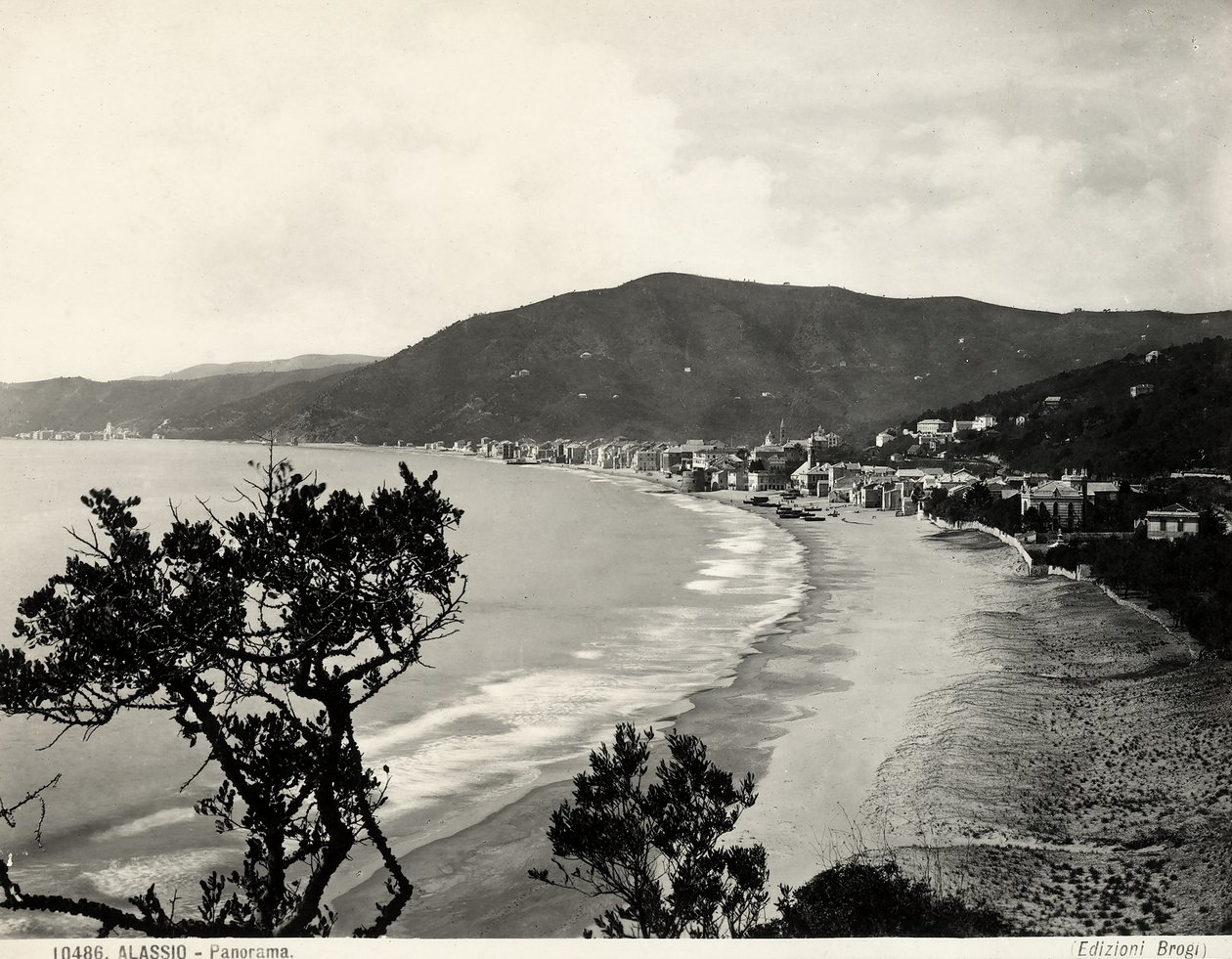 Úsek pláže v Alassiu, kolem roku 1890 (černobílá fotografie) od Carlo Brogi