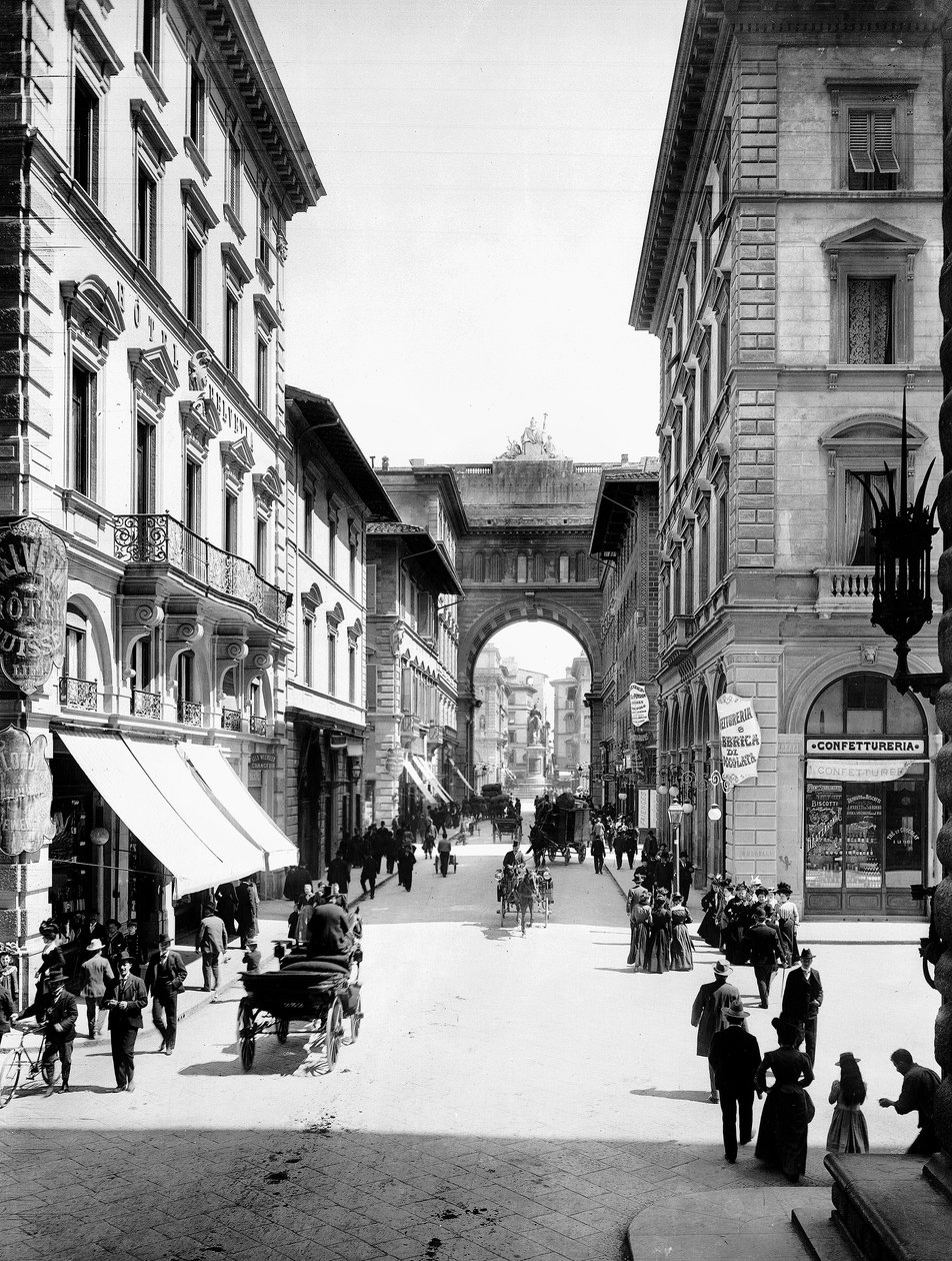 Via Strozzi, Florencie, cca 1890 (černobílá fotografie) od Carlo Brogi