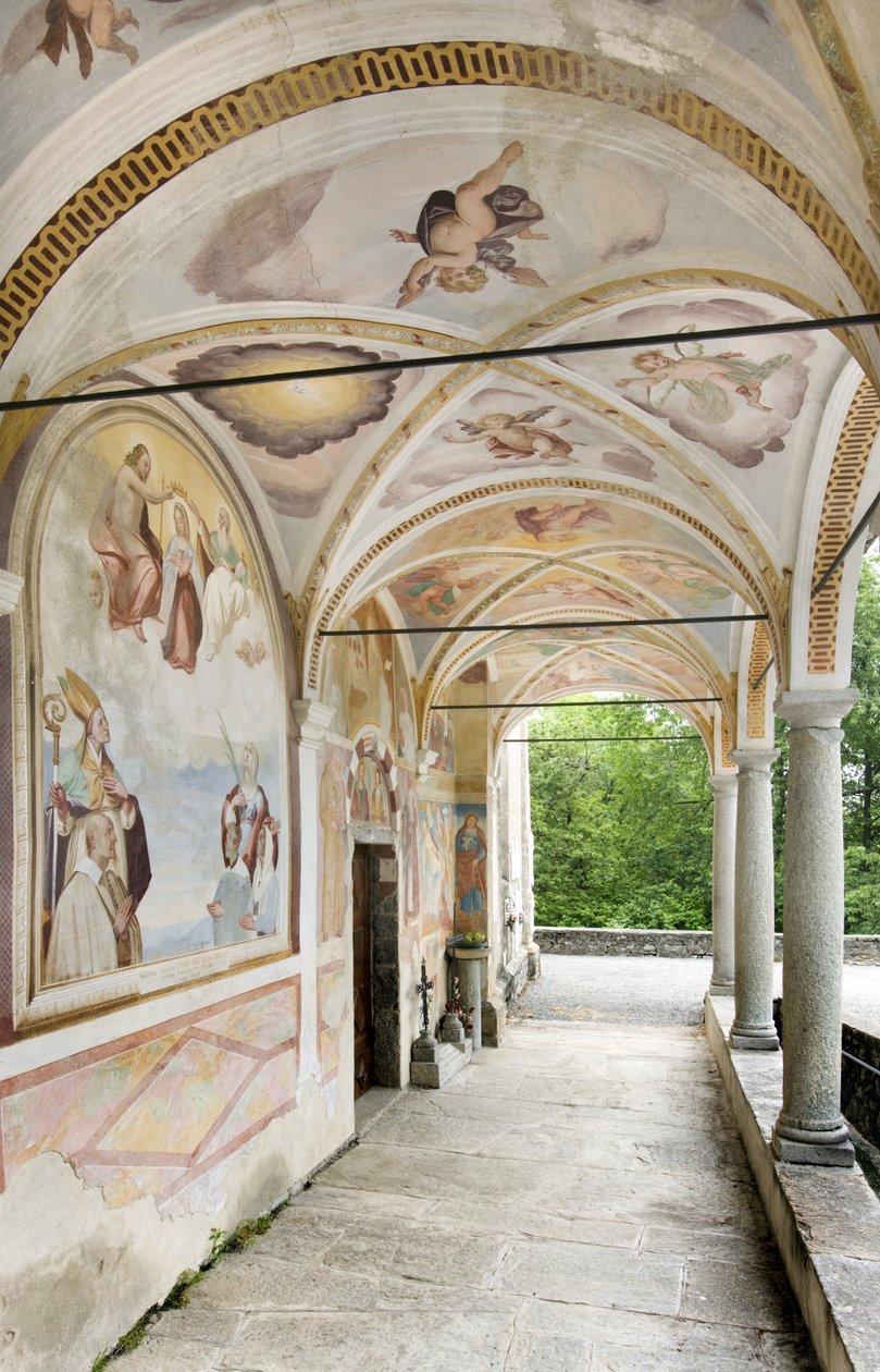 Pohled na fresky a portikus, kostel Santi Nazaro e Celso, Lanzo D