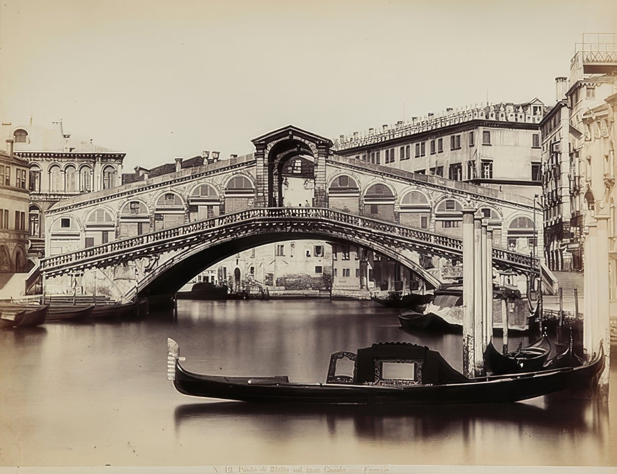 Pohled na Canal Grande s Ponte di Rialto v Benátkách. 1865-1875 od Carlo Naya