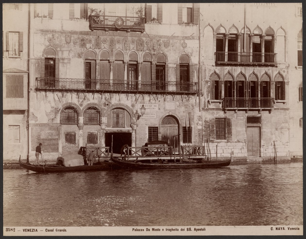 Palác Da Mosto a trajekt SS Apostoli od Carlo Naya