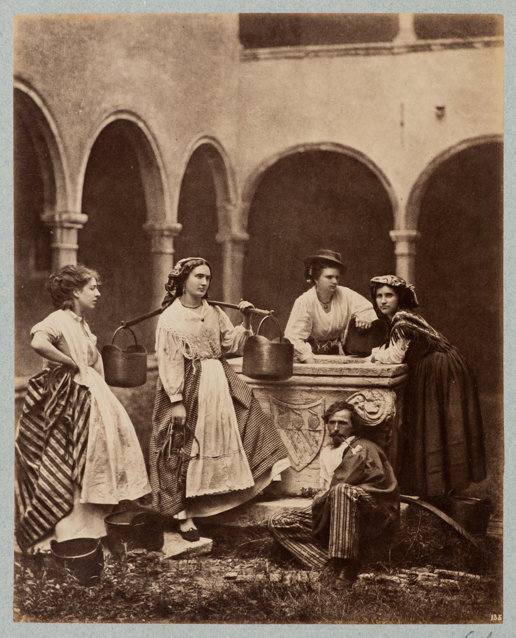 Postavy u studny, klášterní ambity San Giobbe v Benátkách (Donne al Pozzo, Chiostro di San Giobbe, Benátky) od Carlo Naya