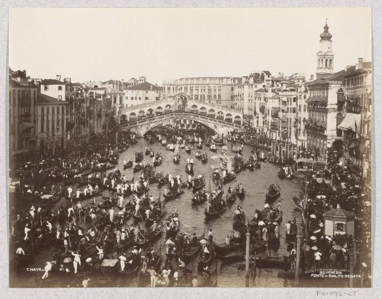 Regata gondol na Canal Grande v Benátkách u mostu Rialto od Carlo Naya
