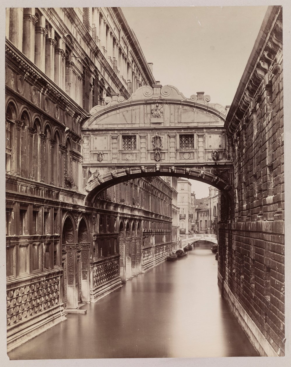 Benátky. Pohled na Ponte dei Sospiri (Most vzdechů) z Ponte della Paglia od Carlo Naya
