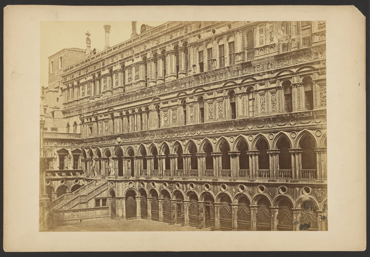 Západní křídlo na nádvoří vévodského paláce od Carlo Ponti