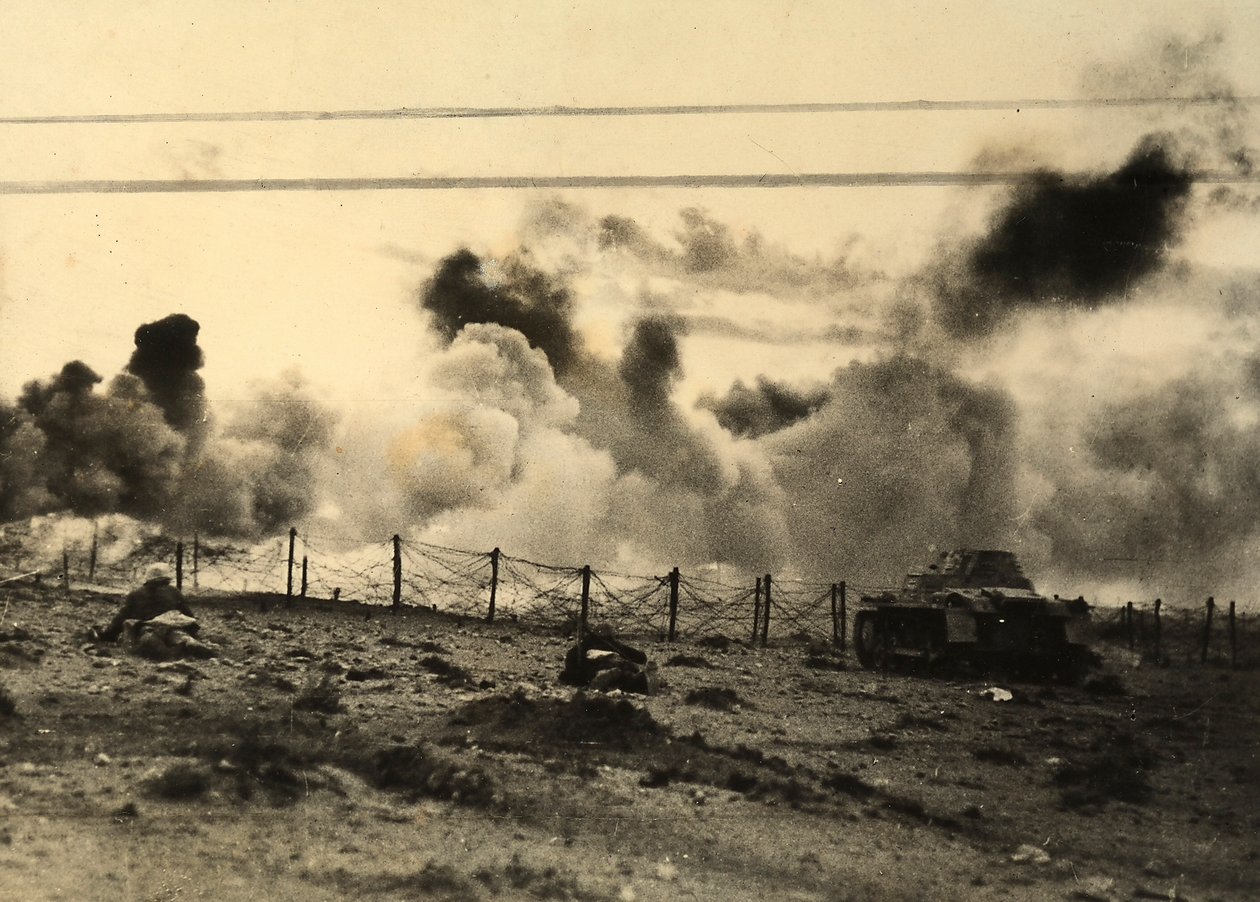 Druhá světová válka: Němečtí vojáci postupují k britským liniím v Tobruchu v Libyi (č/b foto) od Carlo Salvatori
