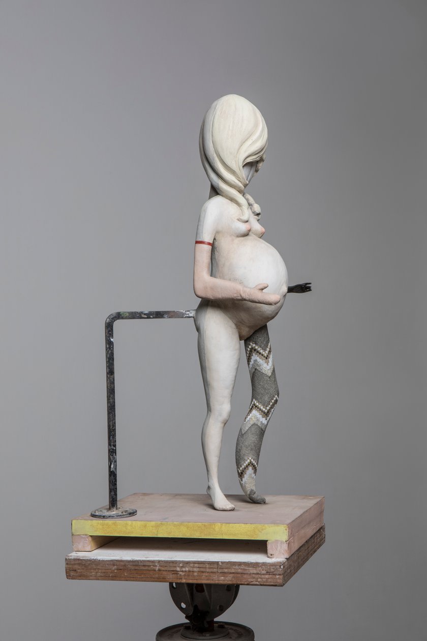 Degas Doll 1, 2017 (malovaná pryskyřice, ocel, dřevo) od Cathie Pilkington