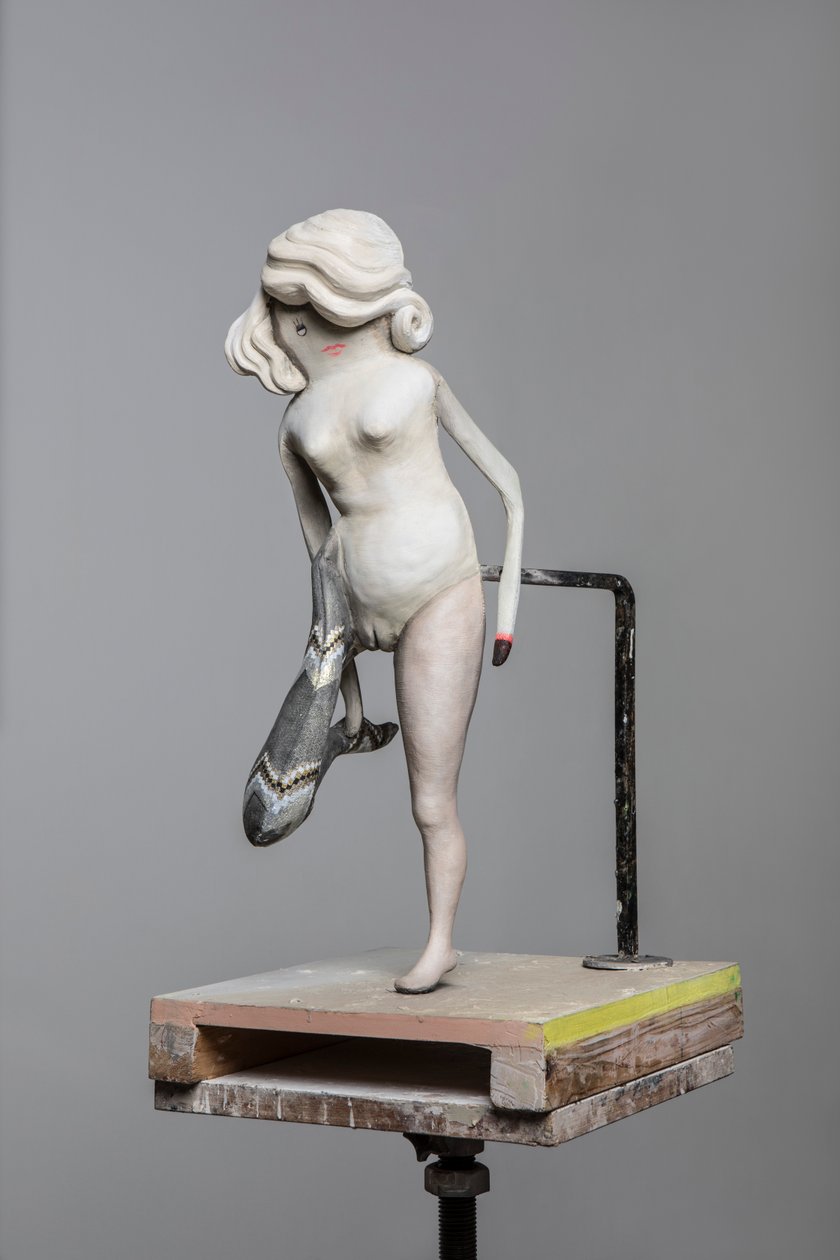 Degas Doll 2, 2017 (malovaná pryskyřice, ocel, dřevo) od Cathie Pilkington
