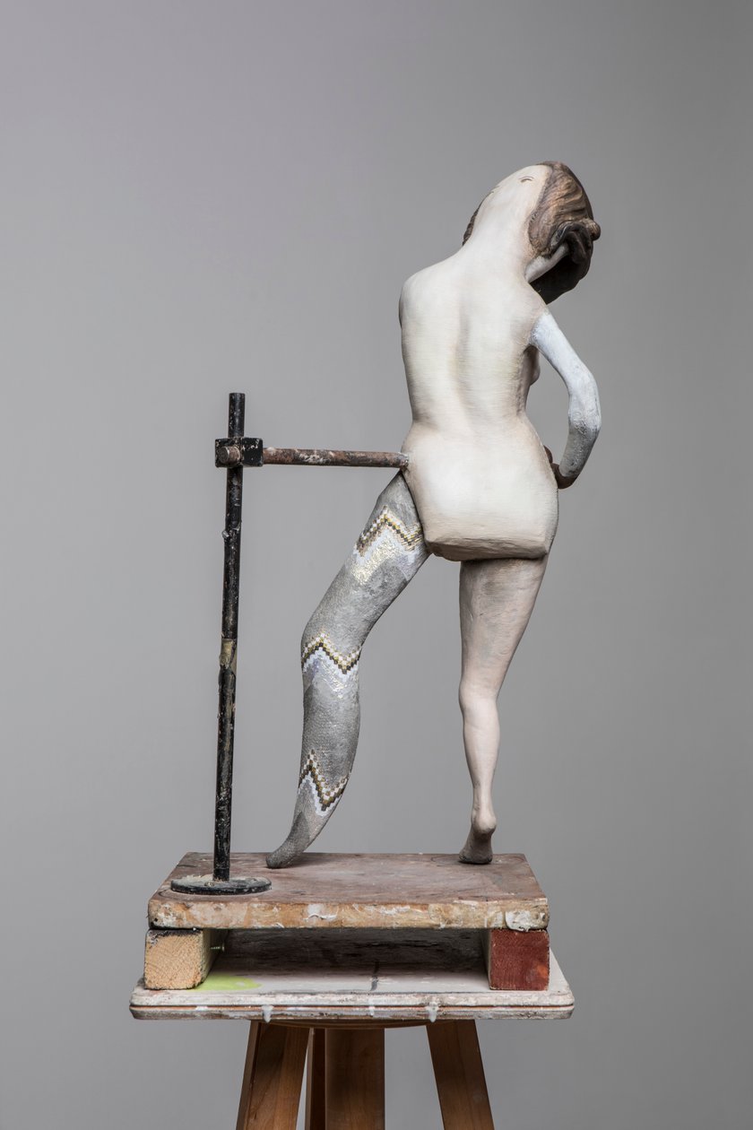 Degas Doll 3, 2017 (malovaná pryskyřice, ocel, dřevo) od Cathie Pilkington