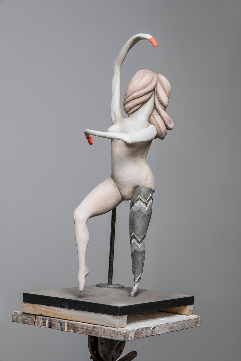 Degas Doll 4, 2017 (malovaná pryskyřice, ocel, dřevo) od Cathie Pilkington