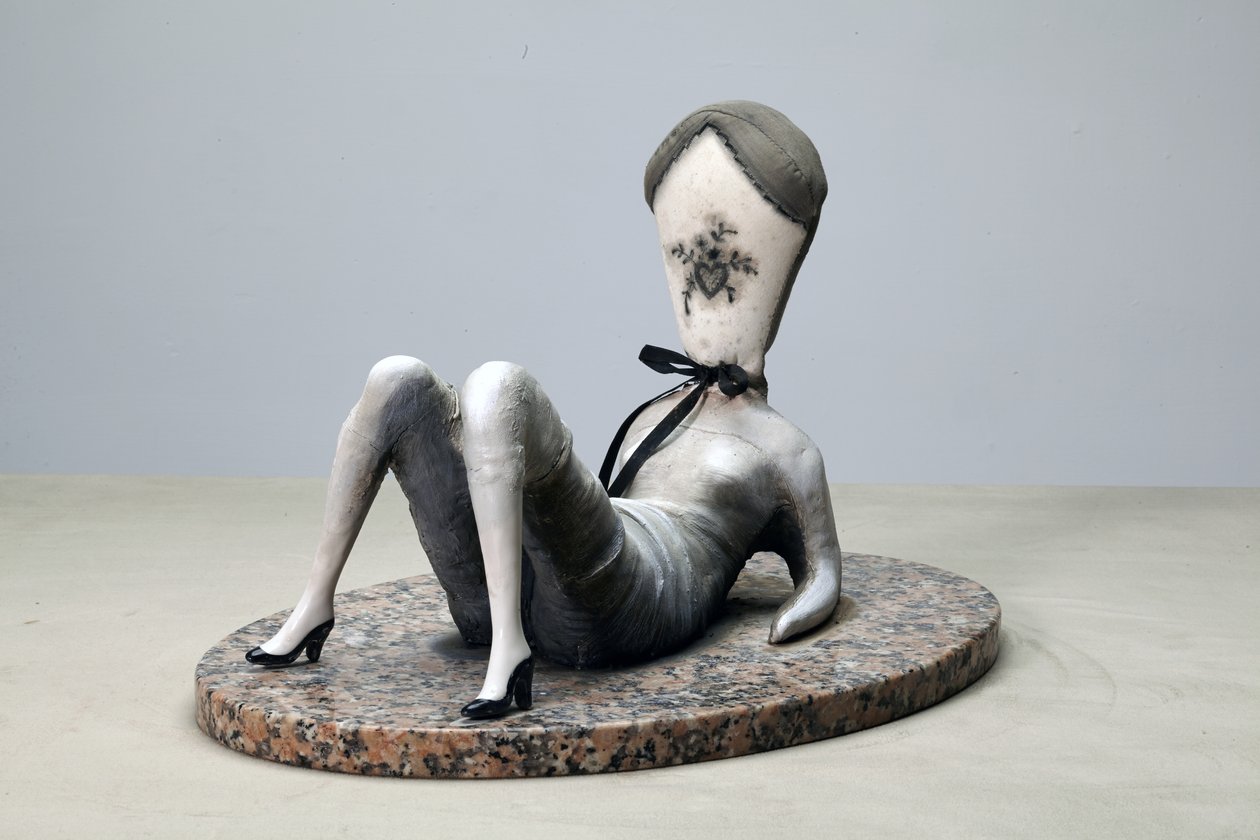 Polštář Dirty Love, 2014 (látka, hlína, barva na žule) od Cathie Pilkington