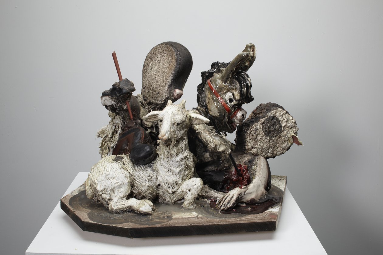 Pomoc je na cestě, 2010 (dřevo, sádra, hlína, látka, barva) od Cathie Pilkington