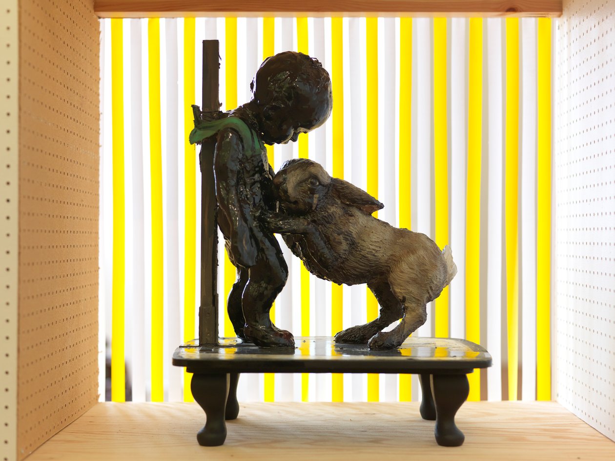 Podivuhodný příběh dehtového dítěte, 2010 (dřevo, hlína, látka, barva) od Cathie Pilkington