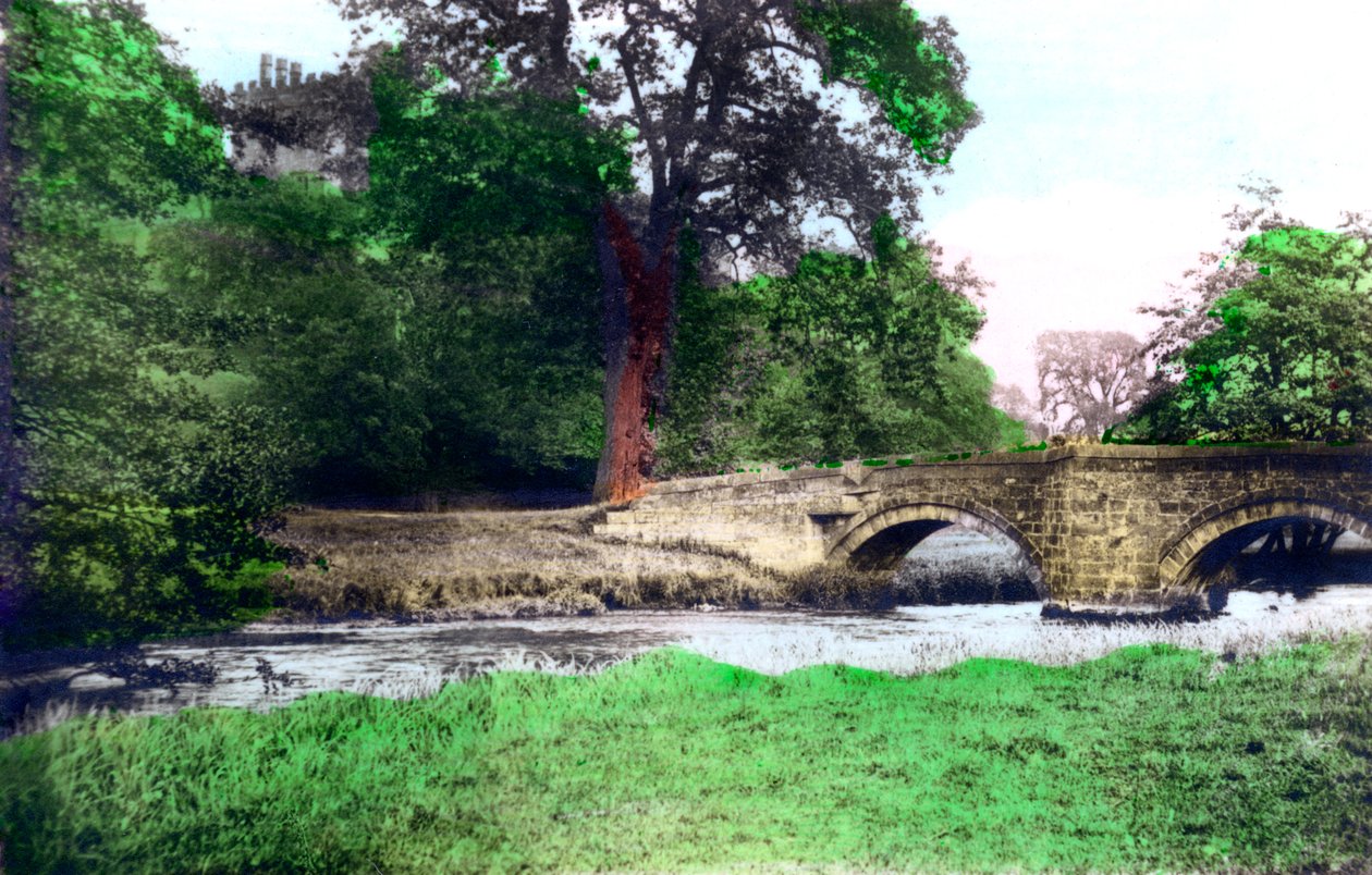 Most v zámeckém sídle Haddon Hall, Derbyshire, 1926. od Cavenders Ltd