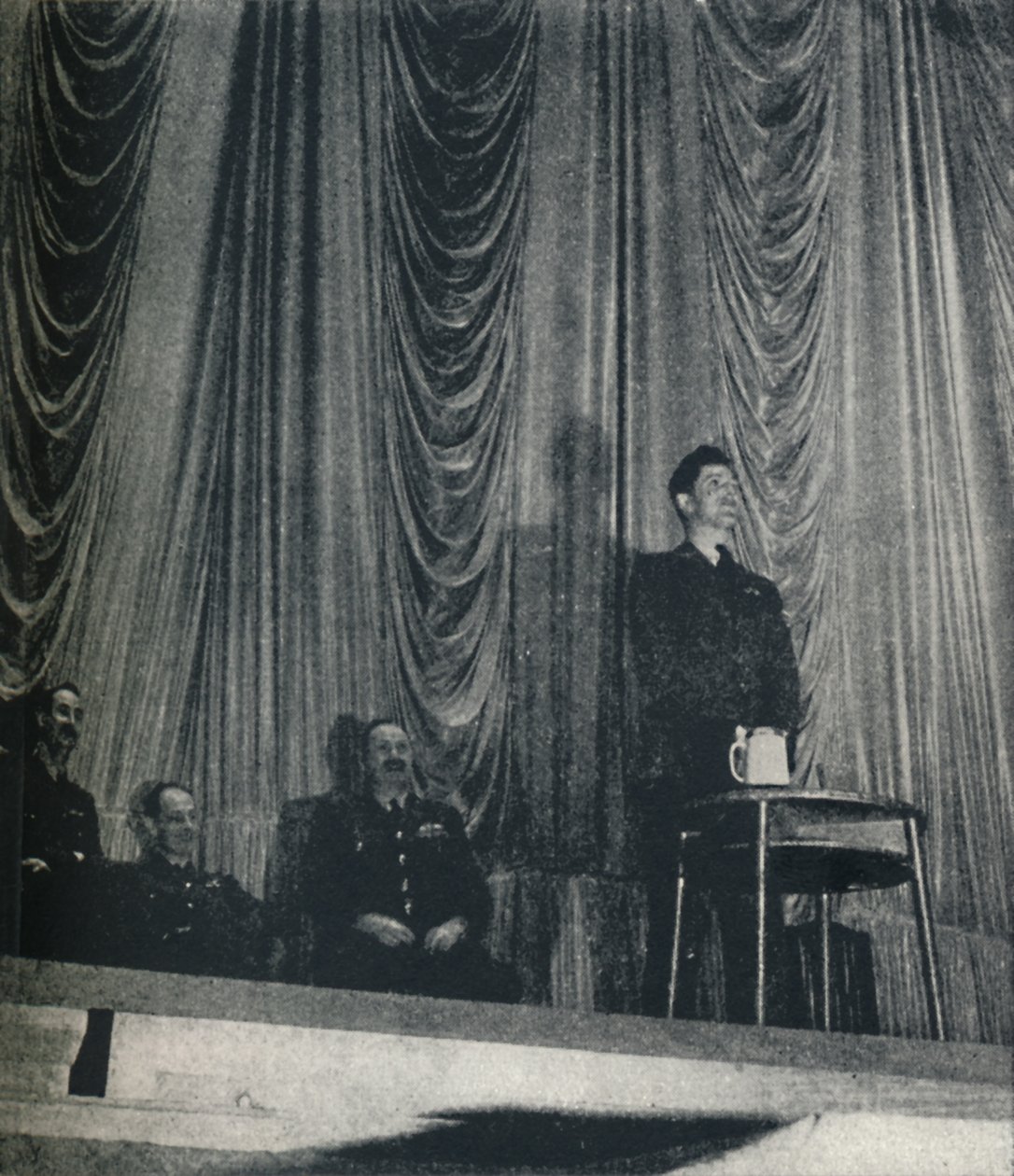 Flight Lt. J. Nicholson, V.C., zdůrazňuje důležitost disciplíny pro kadety, 1941 od Cecil Beaton