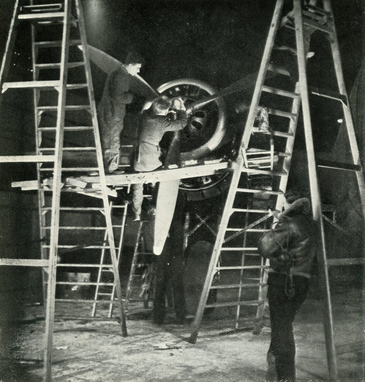 Letová mechanika, také W.A.A.F. Obchod, c1943. od Cecil Beaton