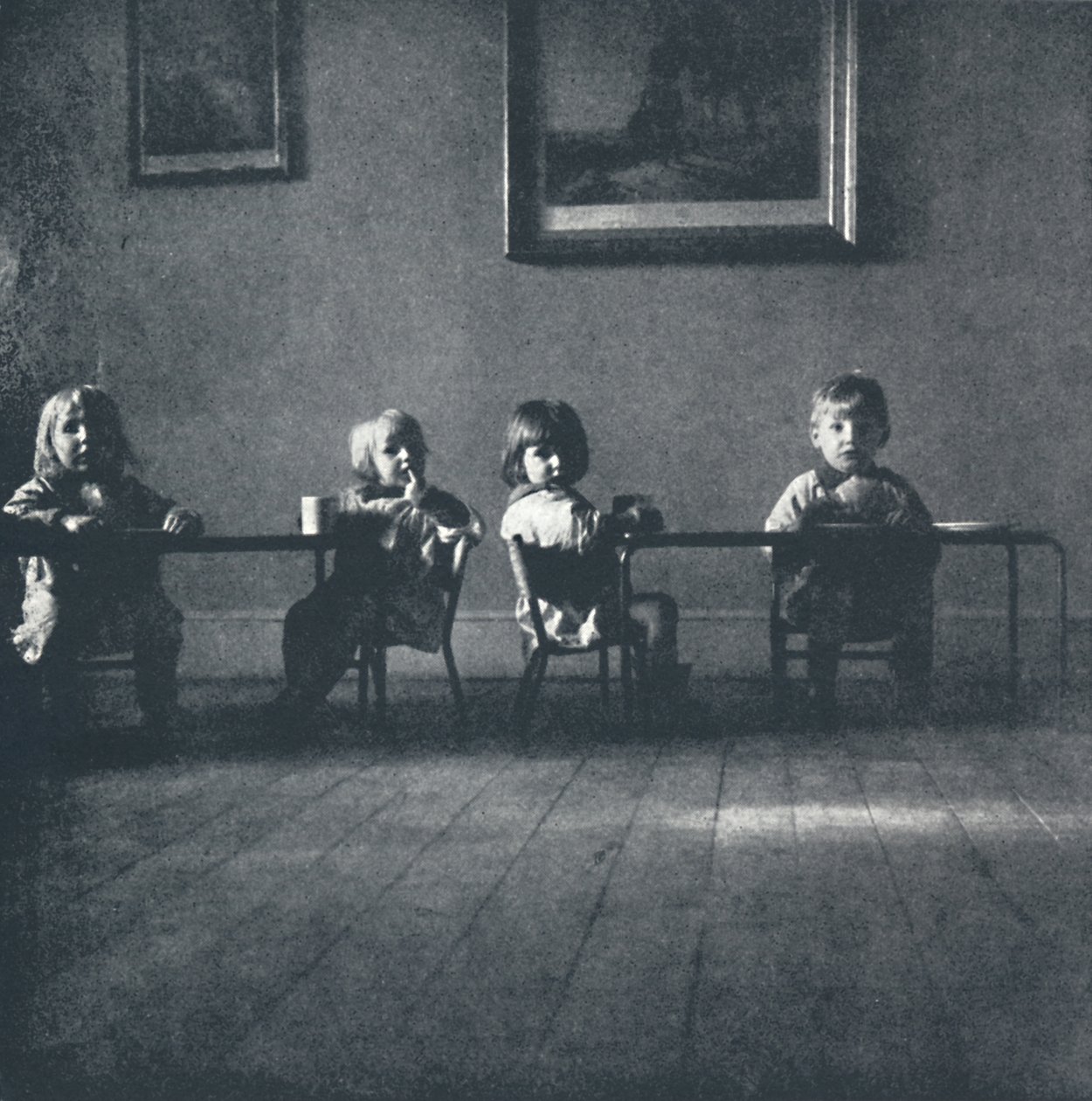 Interiér se sedícími postavami, 1941 od Cecil Beaton