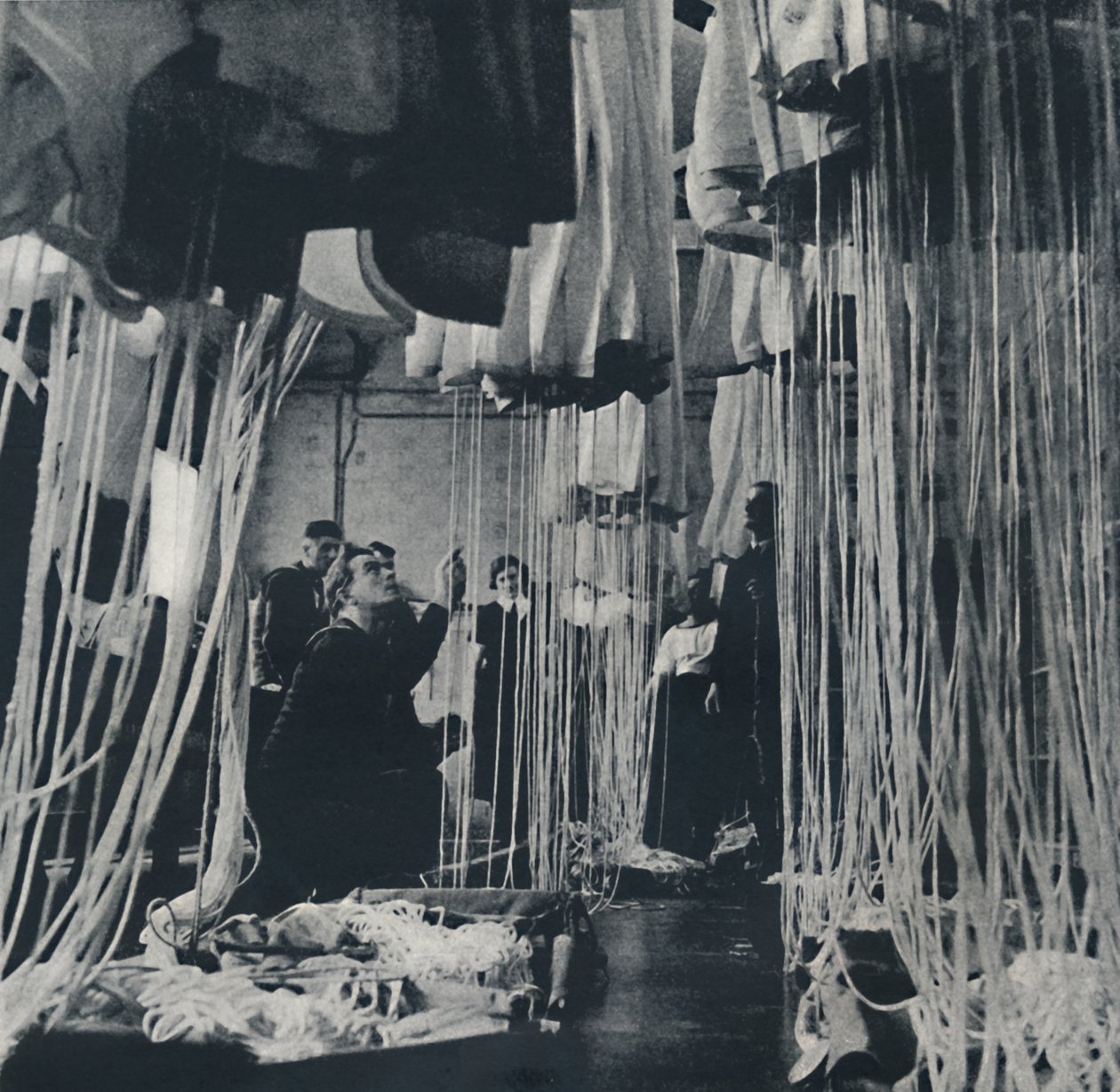 Tkalcovský stav testovacích padáků pro Fleet Air Arm, 1941 od Cecil Beaton