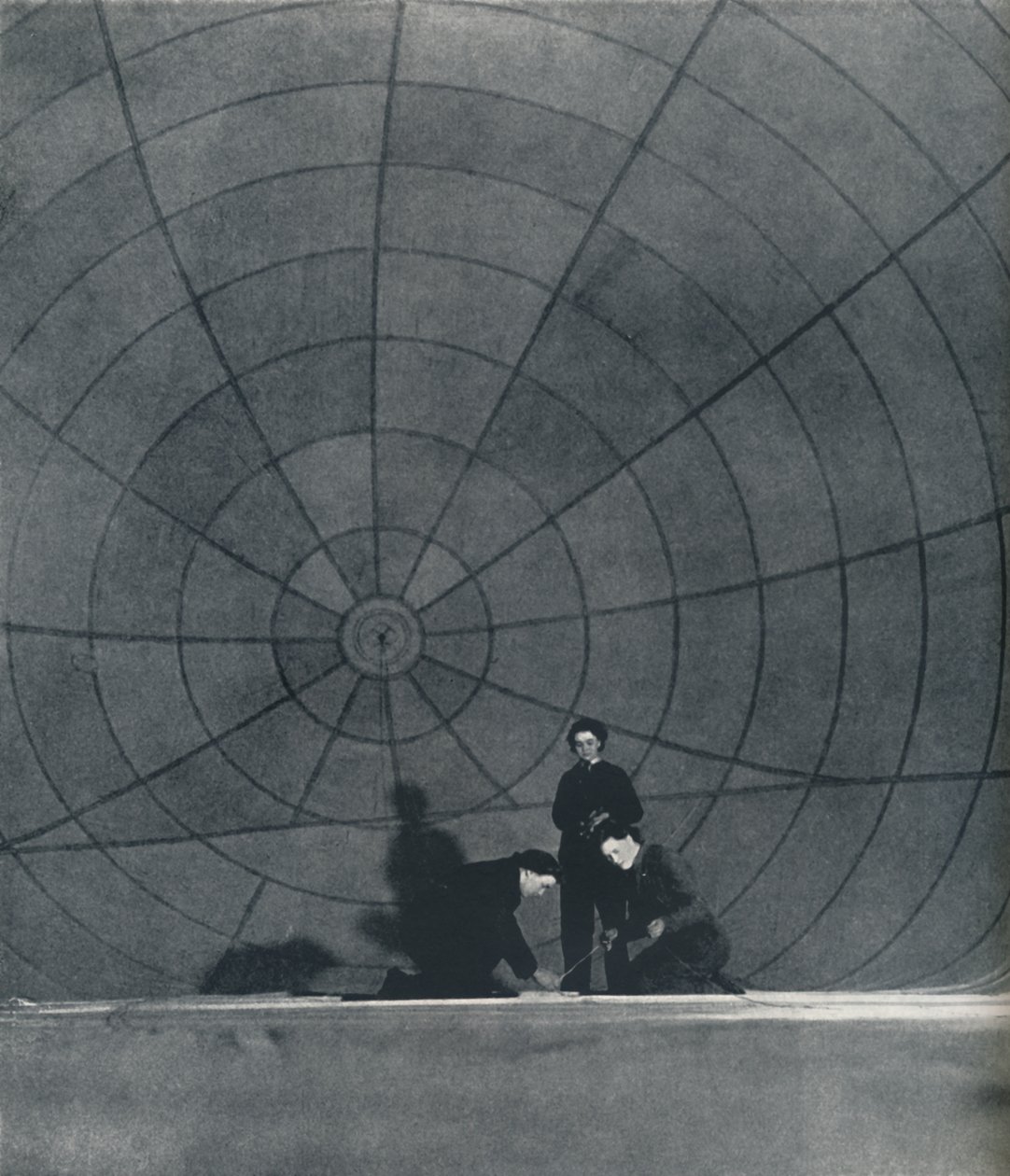 Web WAAFS pracuje na balónu, 1941 od Cecil Beaton