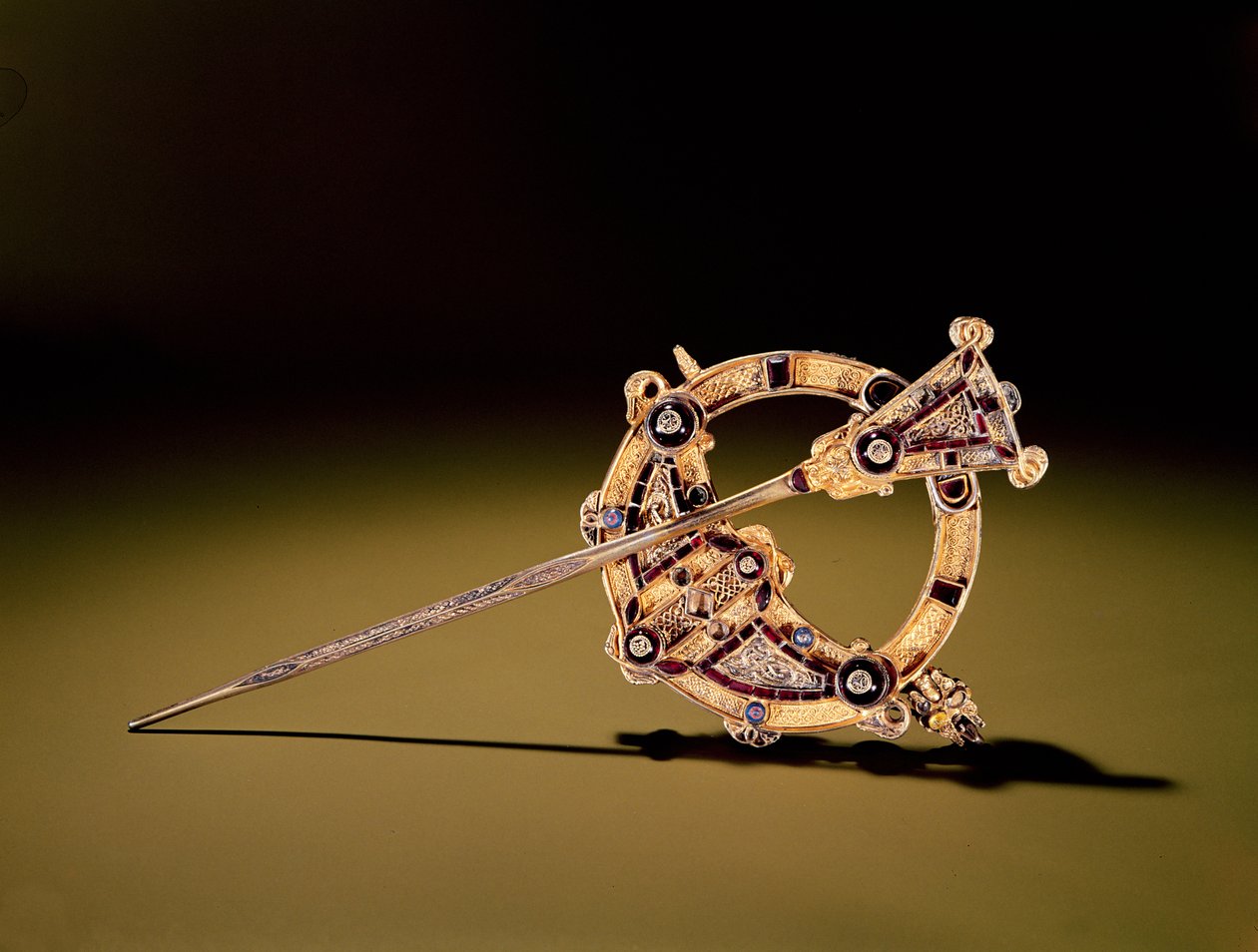 Tara Brooch, Bettystown, County Meath (lité stříbro pokryté zlatou fólií, korálky, zlato, jantar a sklo) od Celtic