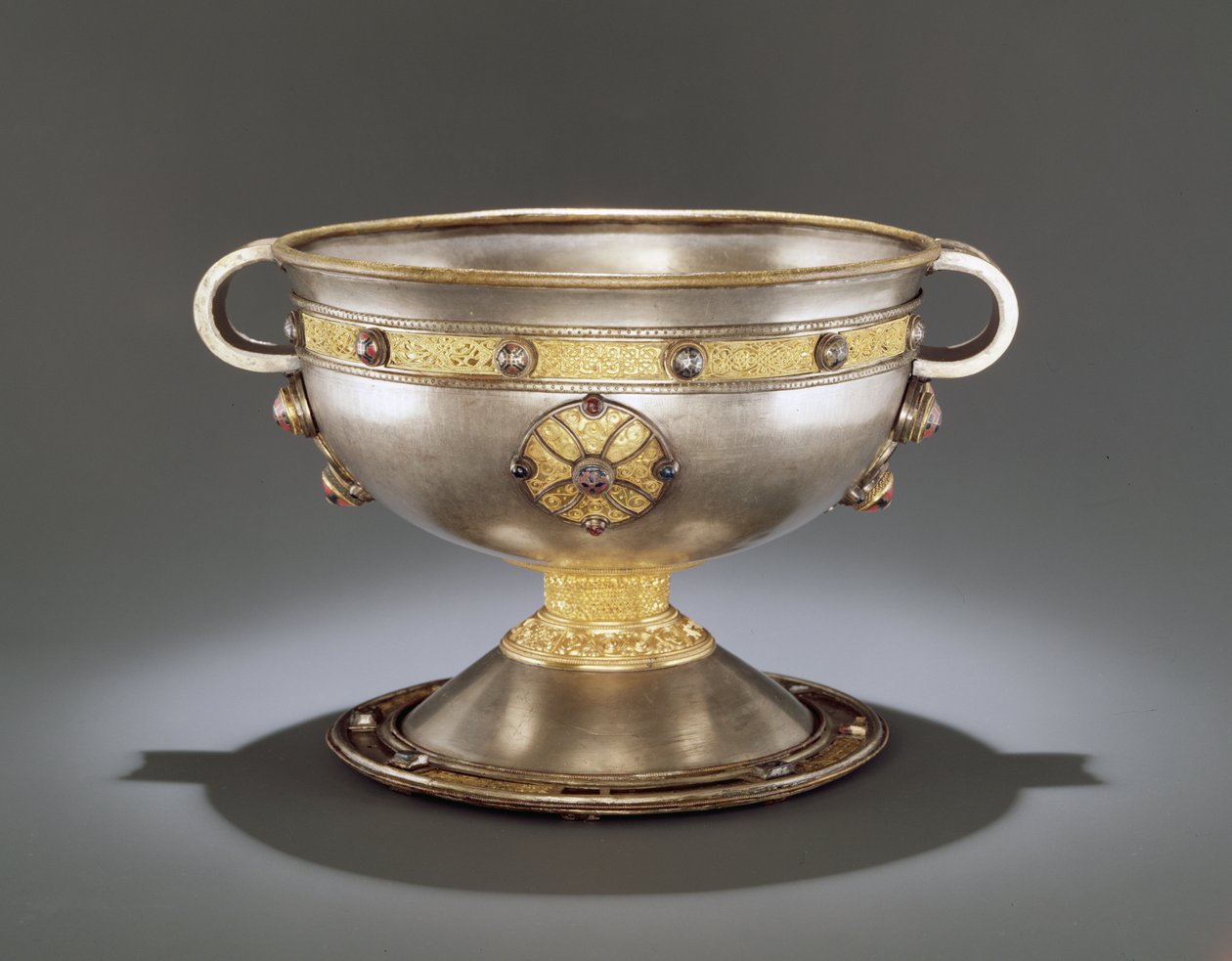 Kalich z Ardaghu, Reerasta, hrabství Limerick, počátek 8. století (stříbro se stříbrným zlacením, smalt, mosaz a bronz) ( od Celtic