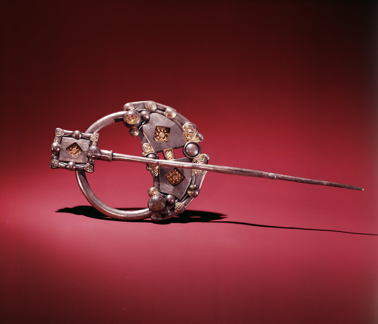 The Killamery Brooch, Killamery, County Kilkenny, Viking Age (stříbro se zlatem, sklem a jantarem) od Celtic