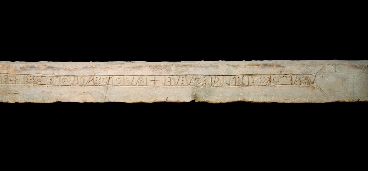 Keltské umění: „“pocta božstvům“““ Hrobový nápis v keltské abecedě (Ogham). z regionu Come, Itálie. Konec 6. začátek 5. století př. Kr. Ztlumit. 365x19x33 cm Como, Museo Civico Archeologico Paolo Giovio od Celtic
