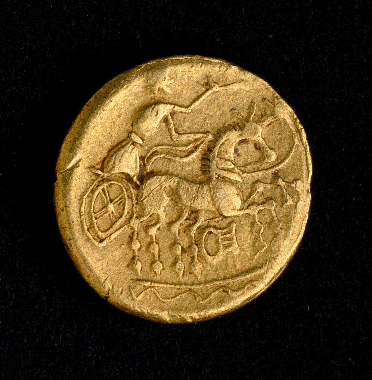 Keltské umění: statere of Sequani, zlatá mince - Znázornění muže řídícího tank (?) , 3.-2. století př. n. l. - Paříž, B.N. - Keltské umění: muž jedoucí na voze - Zlatá mince, statere of Sequani, 3.-2. století před naším letopočtem - Národní knihovna, Paříž od Celtic