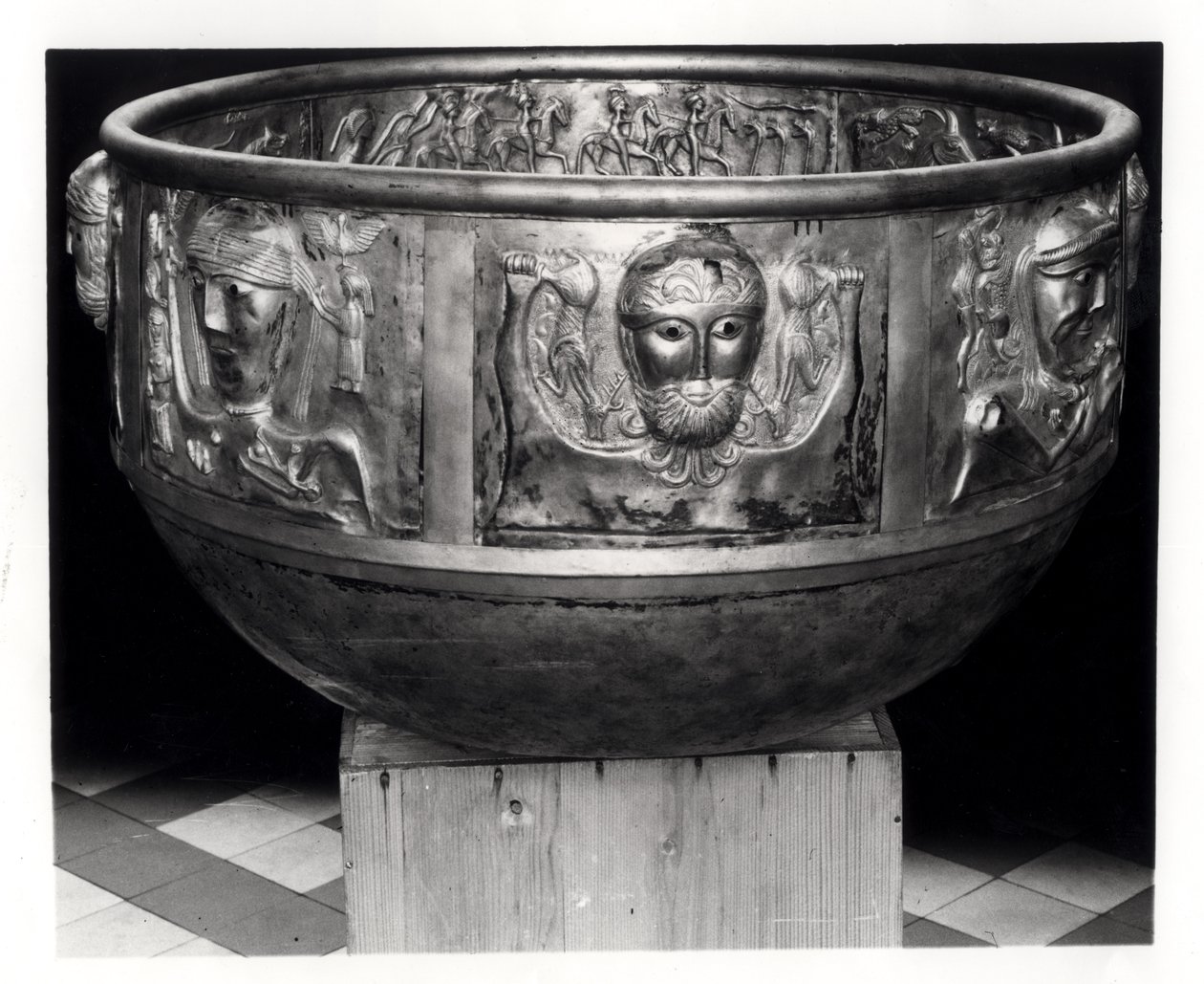 Replika Gundestrupského kotle v plné velikosti, originál vyrobený z 1. století před naším letopočtem (černobílá fotografie) od Celtic