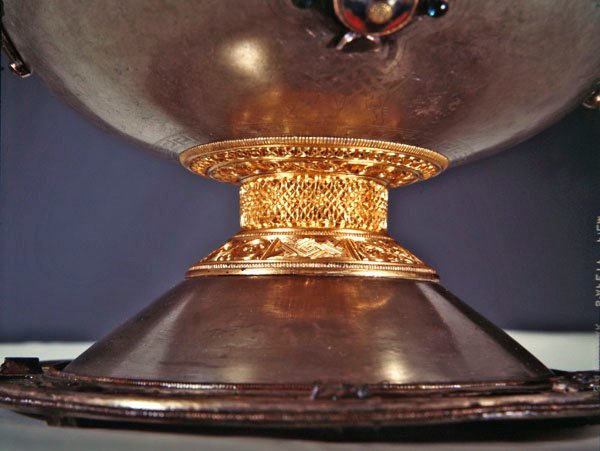 Ardagh Chalice, Reerasta, County Limerick (stříbro se stříbrným zlacením, smalt, mosaz a bronz) (detail 228699) od Celtic