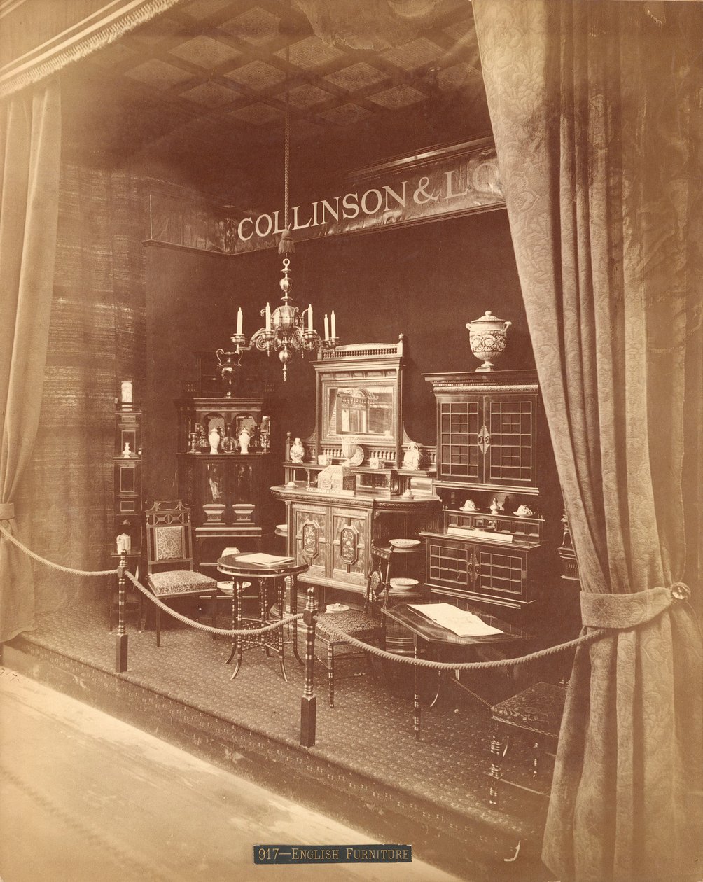 Výstava nábytku Collinson & Lock (stříbrný albínový tisk) od Centennial Photographic Co.