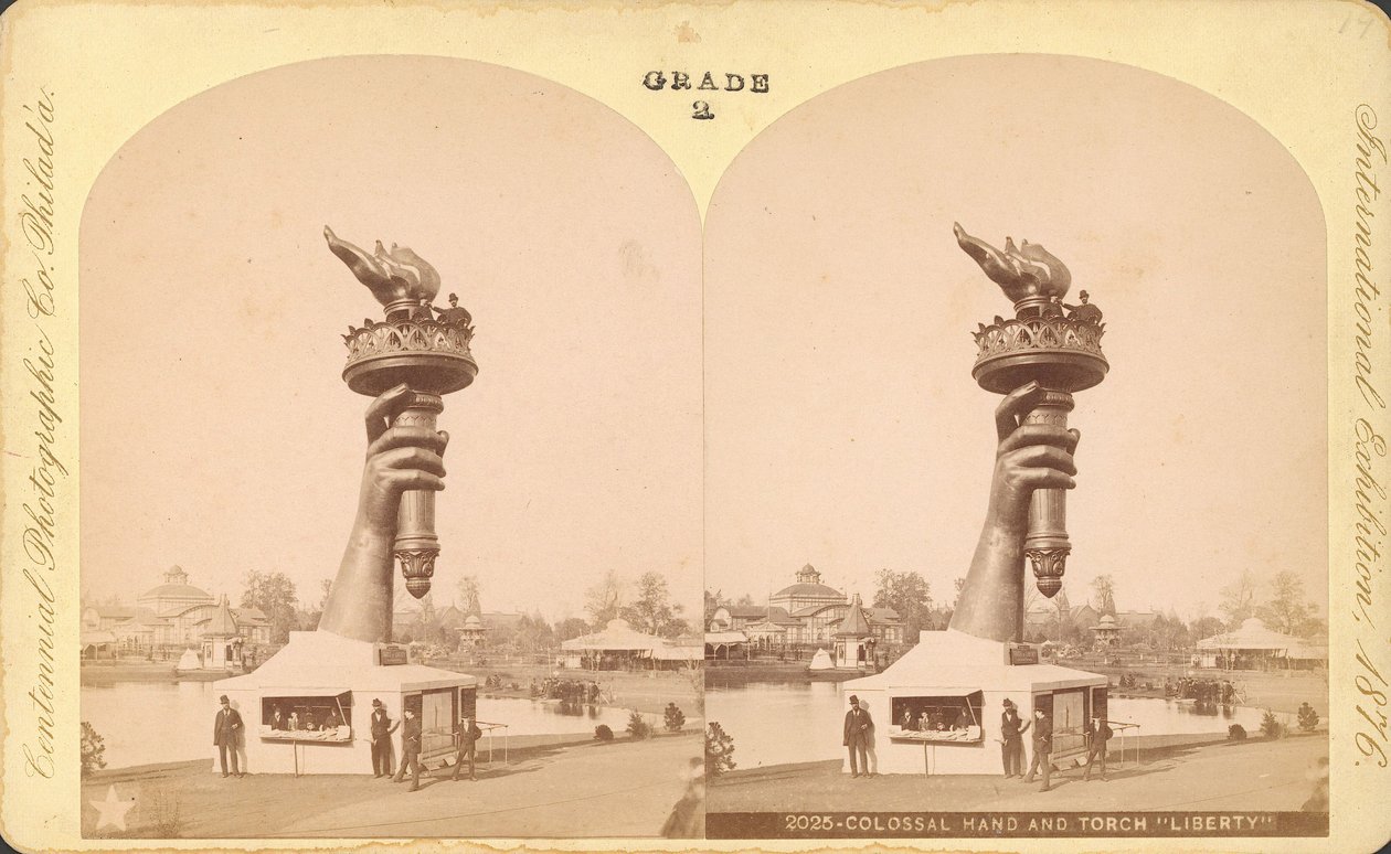 Kolosální ruka a pochodeň, Liberty, Centennial Exhibition, Philadelphia od Centennial Photographic Co.