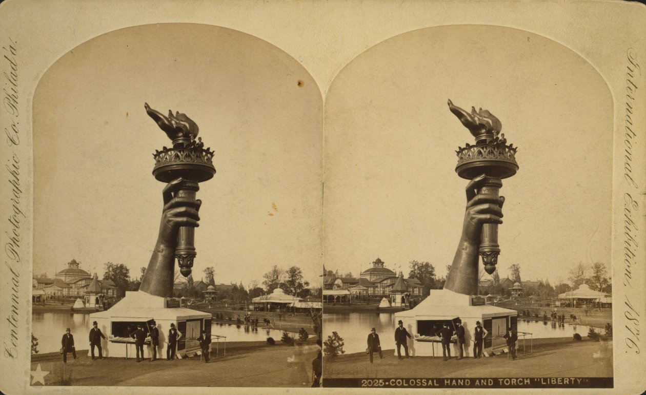 Kolosální ruka a pochodeň „Liberty“ na výstavě Philadelphia Centennial Exhibition, 1876 od Centennial Photographic Co.