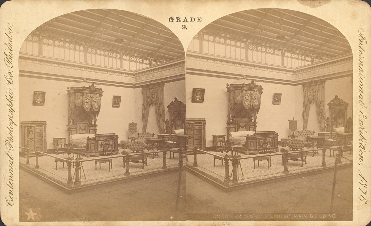 Výstava nábytku Herts & Co. – hlavní budova (černobílá fotografie) od Centennial Photographic Co.