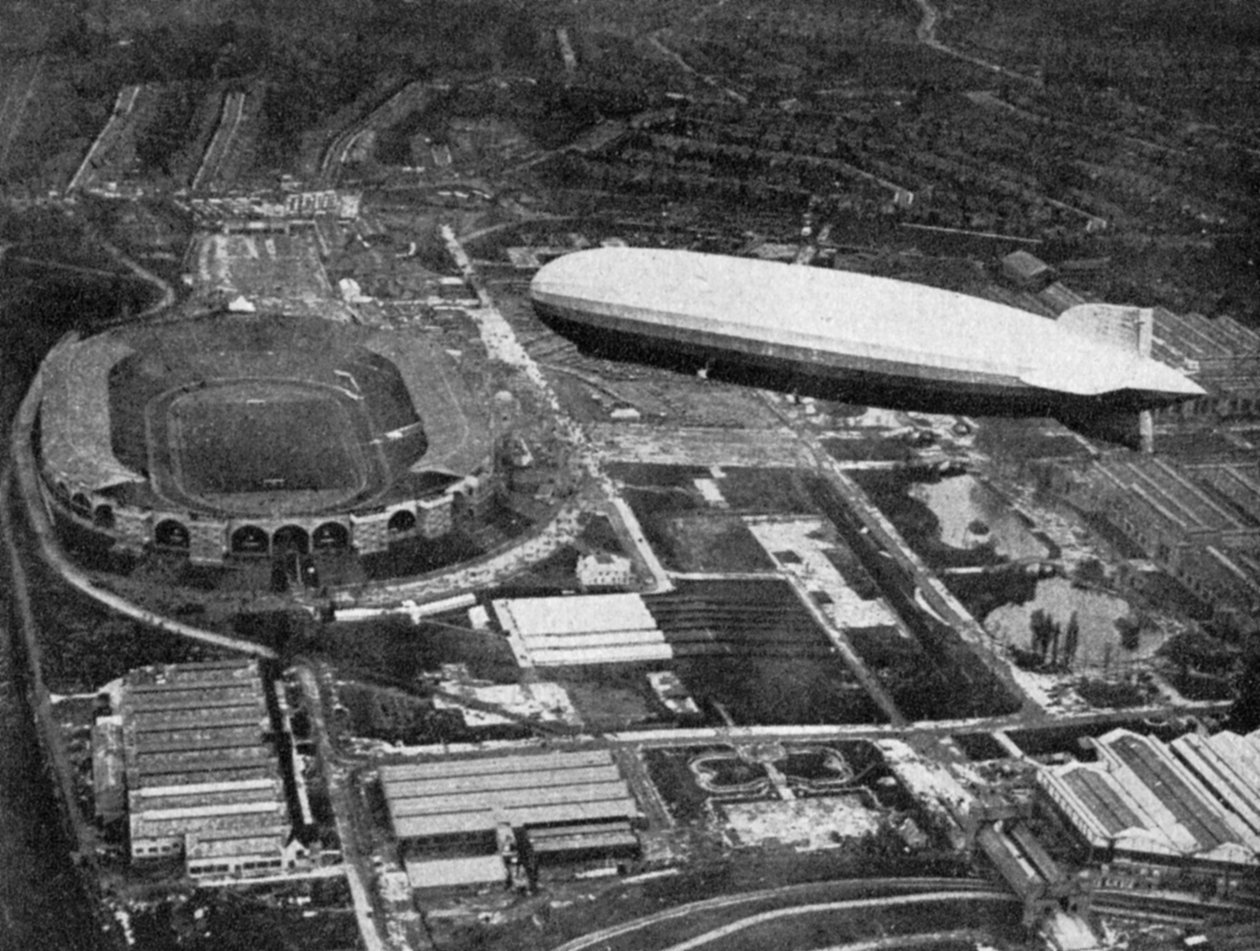 Německá vzducholoď Graf Zeppelin letící nad Wembley během finále FA Cupu, Londýn, 1930. od Central Press