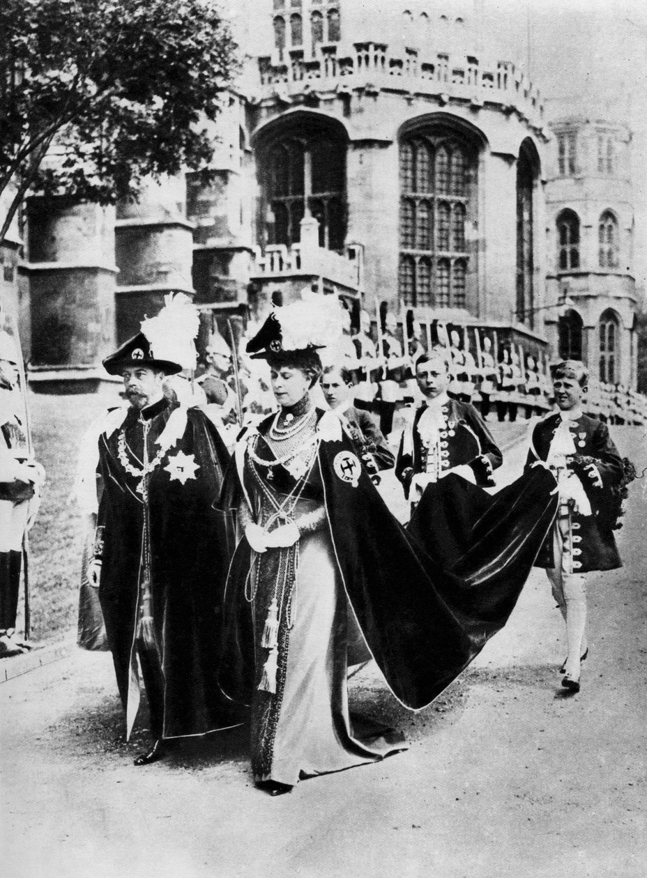 Král Jiří V. a královna Marie v rouchu rytířů podvazku, Windsor, 1937. od Central Press