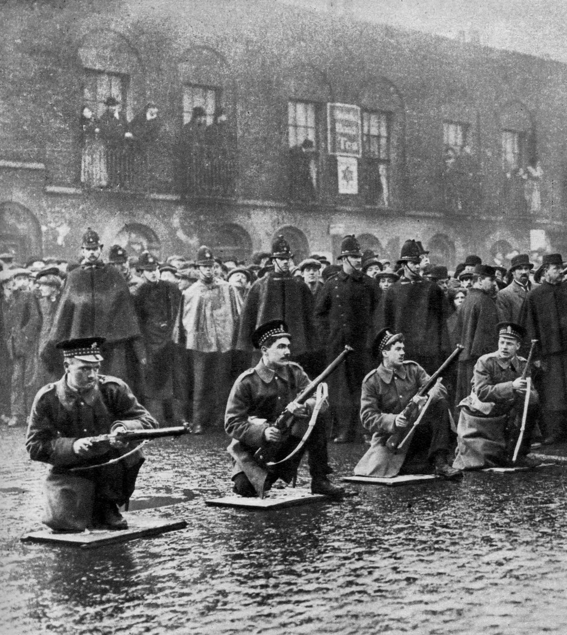 Standoff na Sidney Street, Stepney, Londýn, 3. ledna 1911 1937. od Central Press