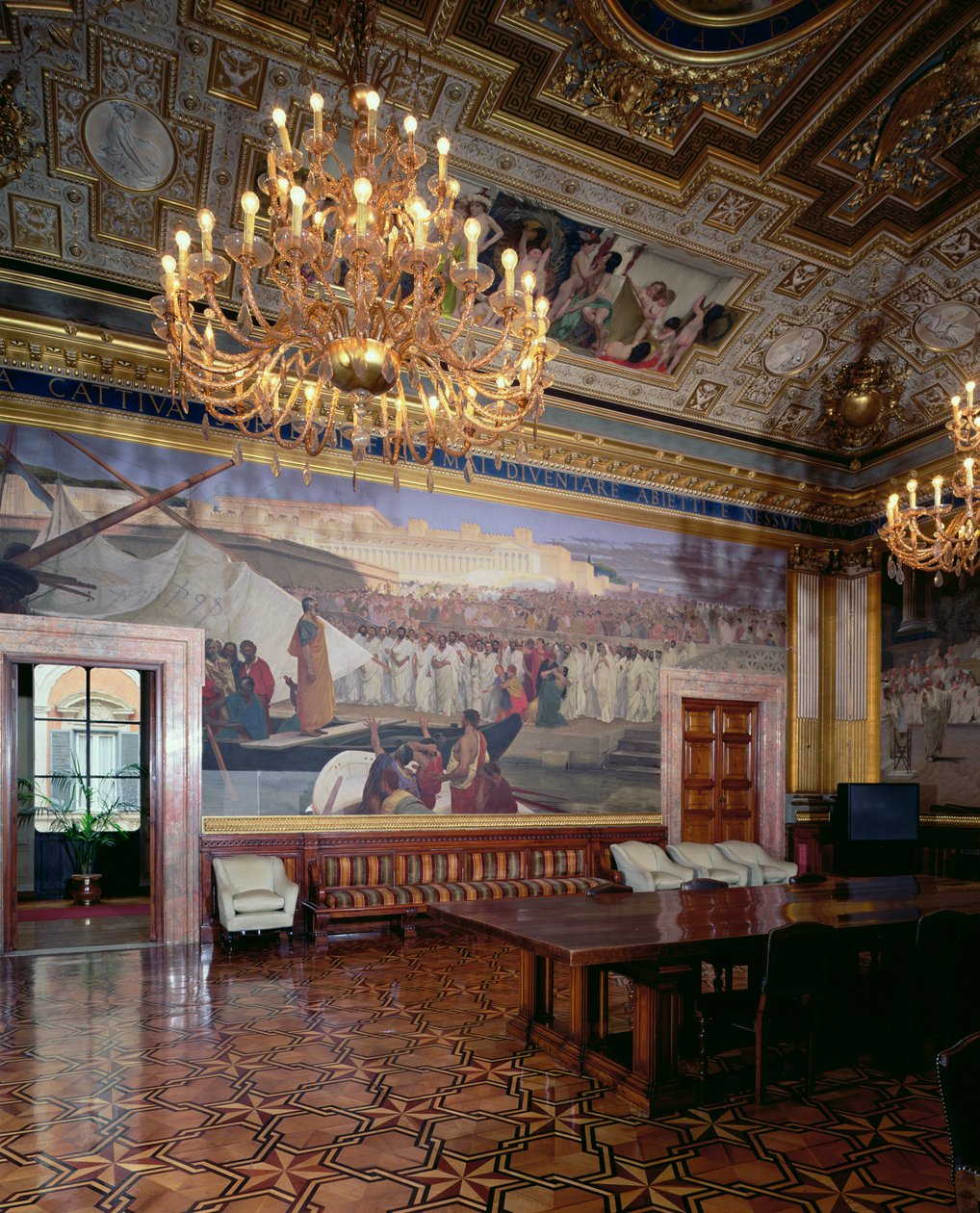 Pokoj Sala Maccari Maccari bohatě zdobený zlaceným štukem a výjevy z římské historie, detail panelu zobrazujícího řečníka před davem, foto 1882-88 od Cesare Maccari