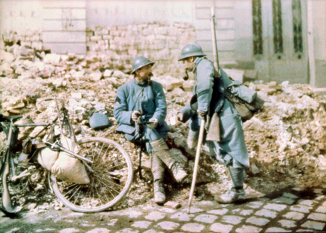Dva francouzští vojáci ve městě ostřelovaném německým dělostřelectvem, západní fronta, Francie, cca 1914-18 (autochrom) od Charles Adrien