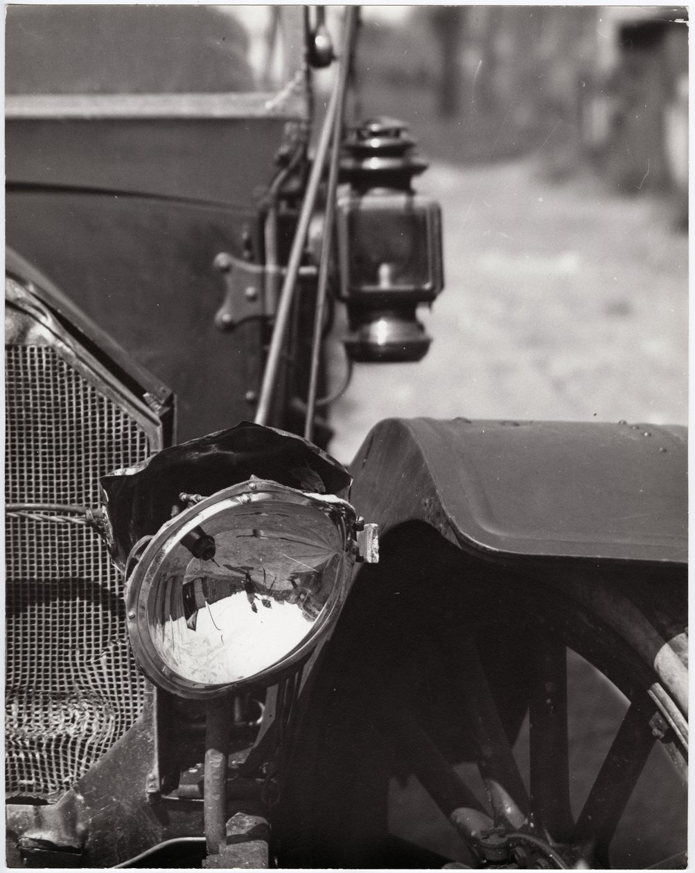 Detail poškozeného světlometu automobilu od Charles Clement Holt