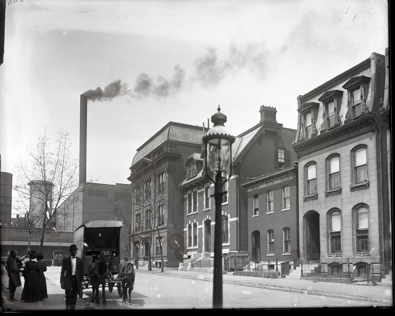 Lawton Street při pohledu na západ k Beaumont. Polar Wave Ice and Fuel Company, Beaumont Medical College a domov doktora Gustava H. E. Baumgartena v pozadí od Charles Clement Holt