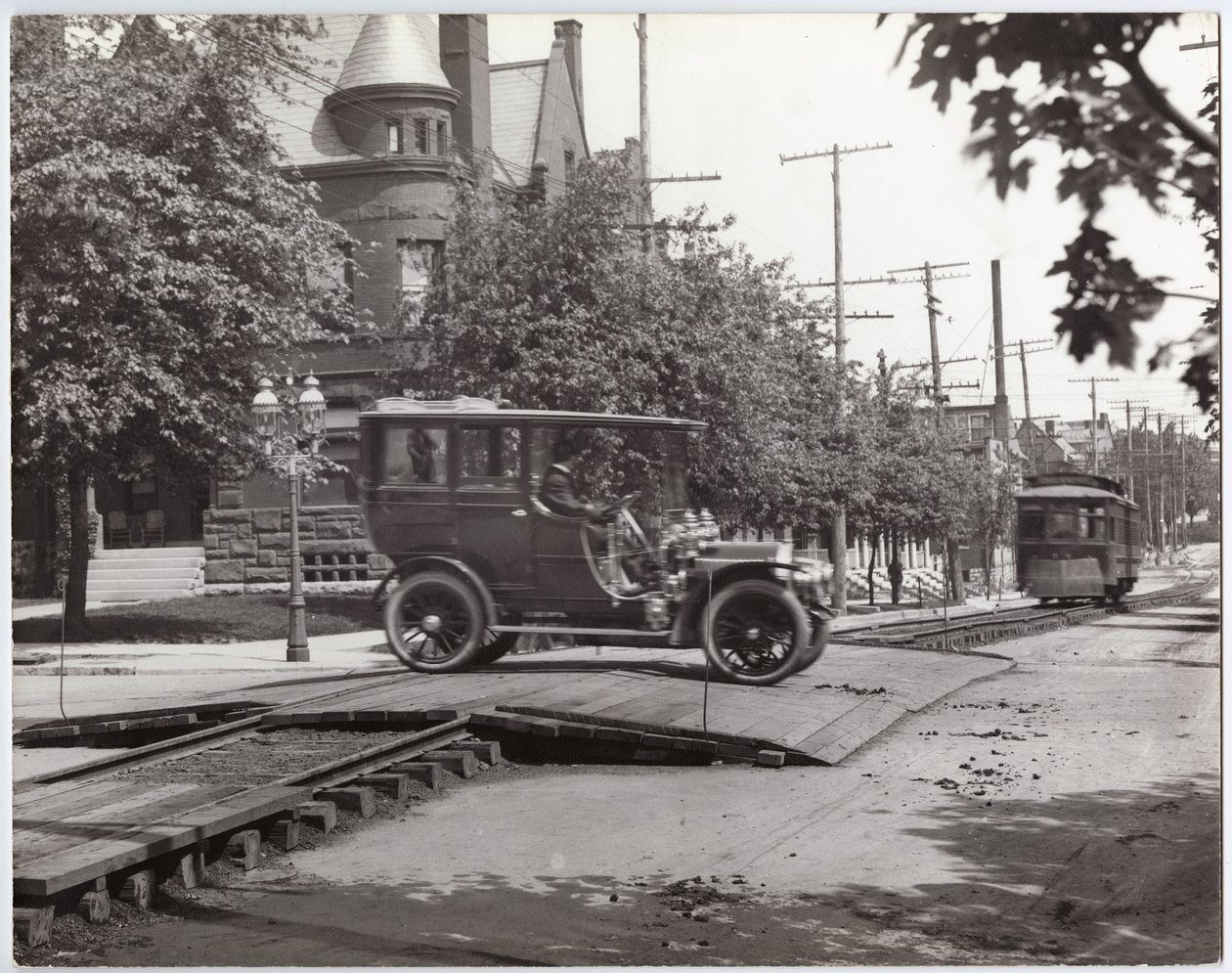 Limuzína Packard přecházející tramvajové tratě na Lindell Boulevard a Boyle Avenue od Charles Clement Holt