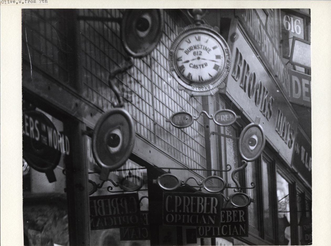 Známky pro C.P. Reber Optician, Burnstine Caster Clocks a Brooks Hats podél jejich frontů obchodů 612-614 Olive Street od Charles Clement Holt