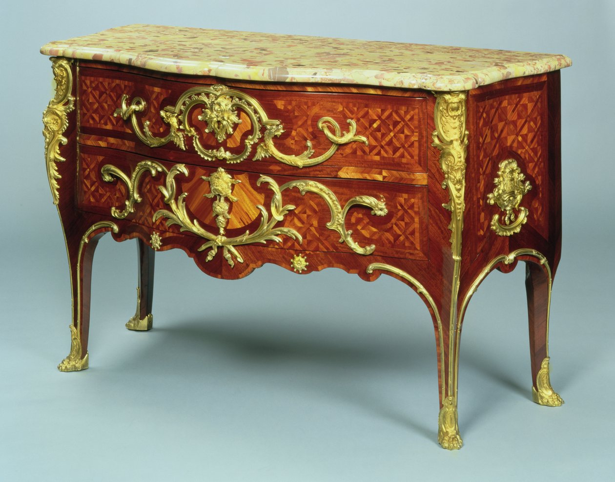 Louis XV Commode, kolem roku 1730 saténové dřevo a amarant od Charles Cressent