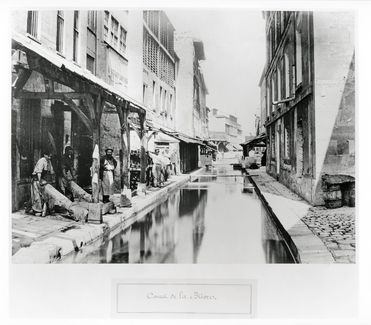 Kurz Bievre v Paříži s koželužnami, 1858-78 od Charles Marville
