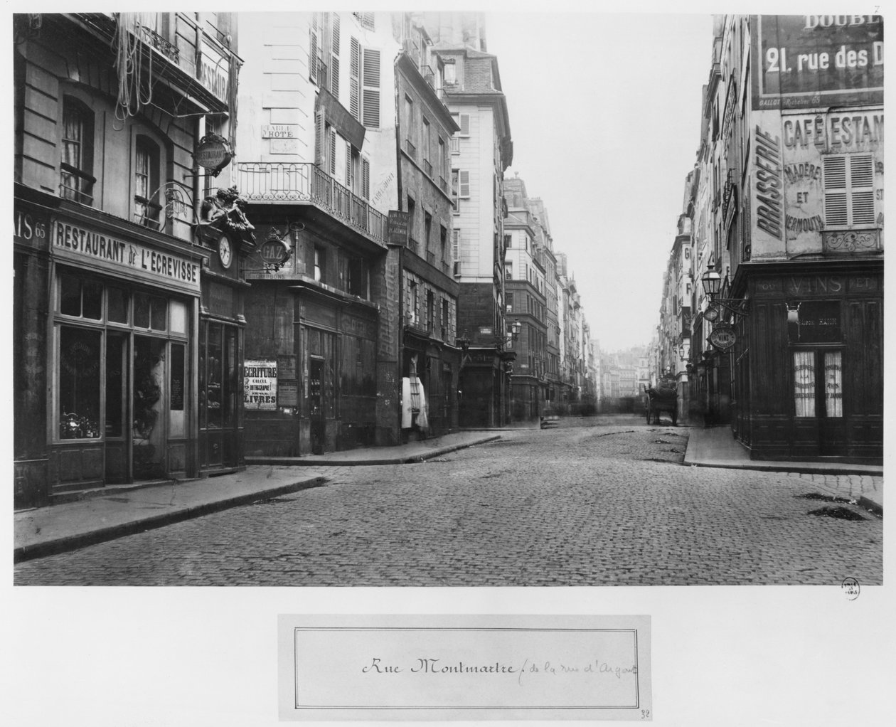 Paříž, ulice Montmartre, pohled z ulice d
